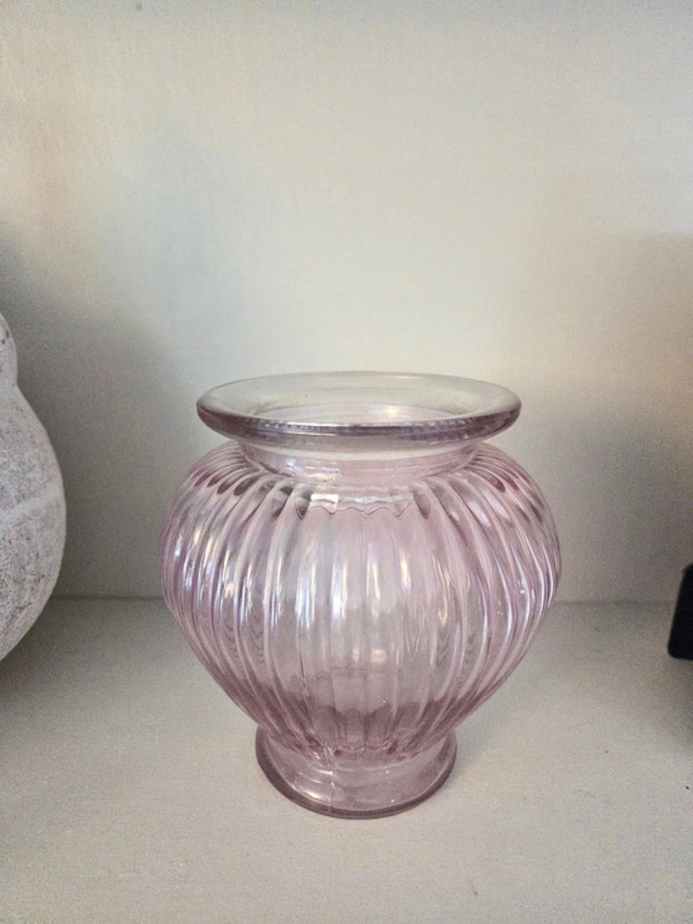 Small Ribbed Pink Glass Vase - Picture 4 of 5